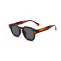 Lunettes de soleil marron foncé avec des verres teintés noirs !
