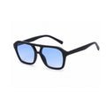 Lunettes de soleil noires avec des verres teintés bleus !