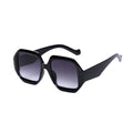 Lunettes de soleil noires avec des verres teintés noirs !