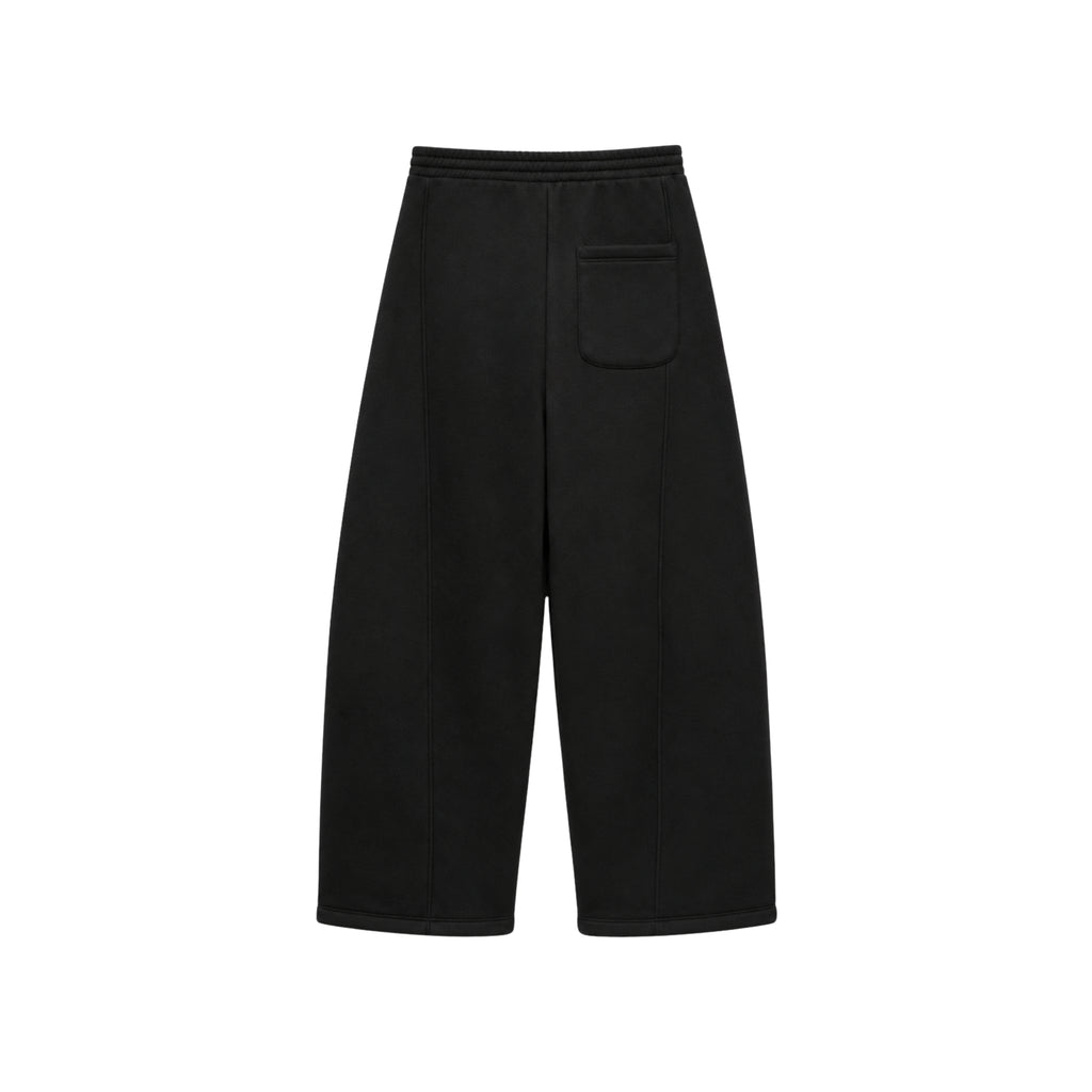 Pantalon jogger ample. Taille élastique. Intérieur molletonné !

Composition : Coton (65%), Polyester (35%)

Fabriqué en Italie