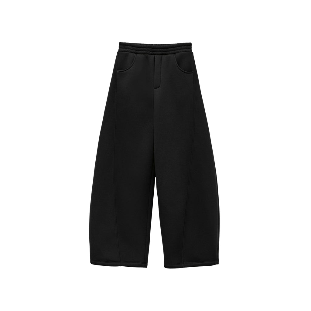 Pantalon jogger ample. Taille élastique. Intérieur molletonné !

Composition : Coton (65%), Polyester (35%)

Fabriqué en Italie